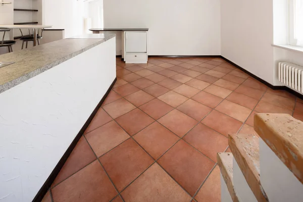 Lege witte kamer met terracotta vloer. — Stockfoto