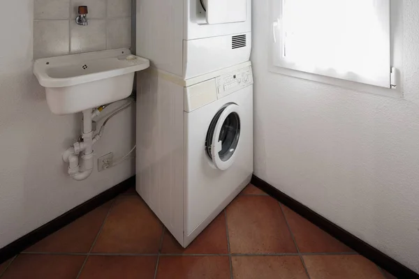 带洗衣机和烘干机的洗衣房 — 图库照片