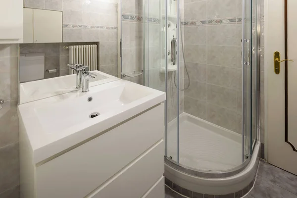 Bathroom with tiles and a large shower. — Stock Photo, Image