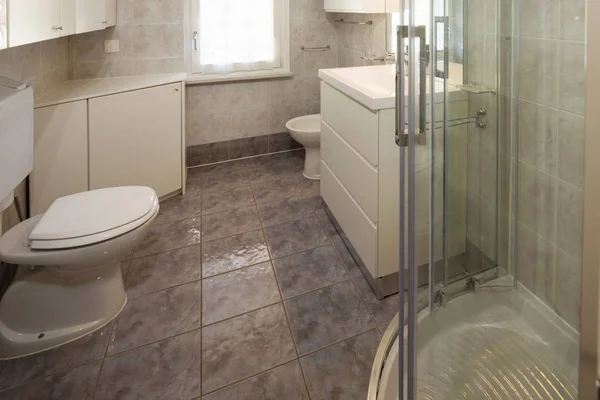Cuarto de baño con azulejos y una gran ducha . — Foto de Stock