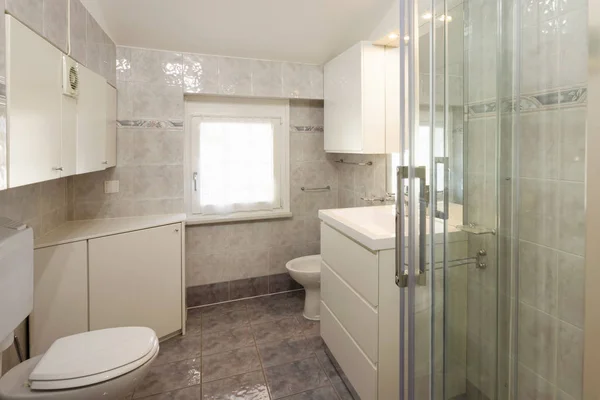 Bathroom with tiles and a large shower. — Stock Photo, Image