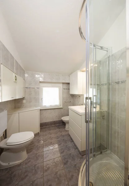 Banheiro com azulejos e um grande chuveiro . — Fotografia de Stock