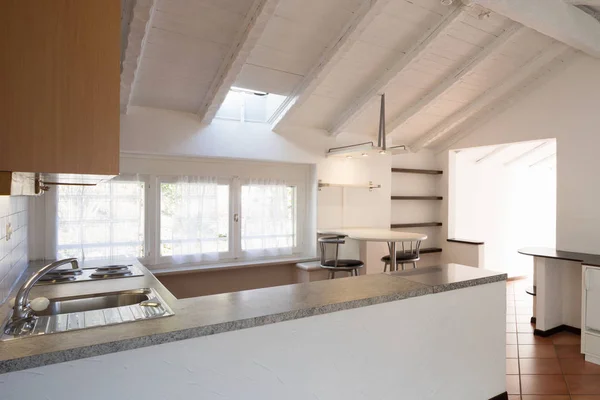 Cocina vintage con tres pequeñas ventanas — Foto de Stock