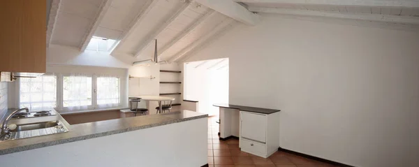 Винтажная кухня с тремя маленькими окнами — стоковое фото