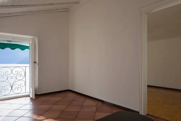 Weißes Zimmer mit Seeblick. Niemand drinnen — Stockfoto