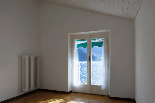 Chambre blanche avec vue lac. Personne à l'intérieur — Photo