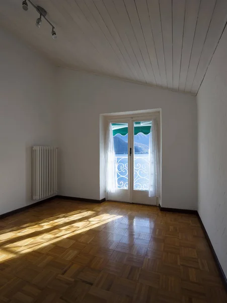 Chambre blanche avec vue lac. Personne à l'intérieur — Photo