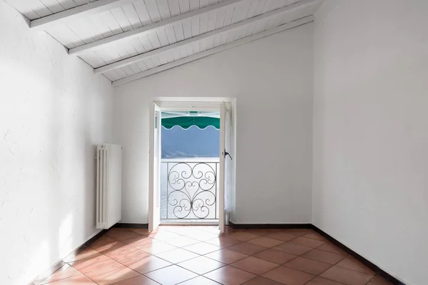 Chambre blanche avec vue lac. Personne à l'intérieur — Photo