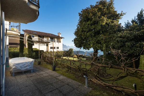 Al fondo de la casa, jardín con césped verde — Foto de Stock