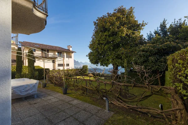 Al fondo de la casa, jardín con césped verde — Foto de Stock