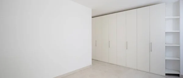 Intérieur de l'appartement vide moderne, armoire blanche — Photo