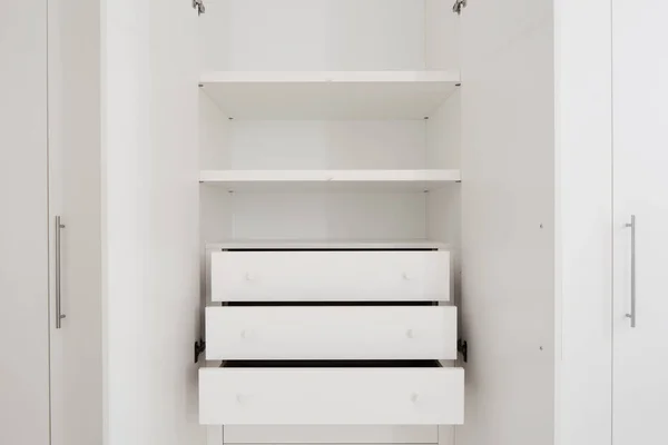 Armario abierto, detalle de los cajones del armario — Foto de Stock