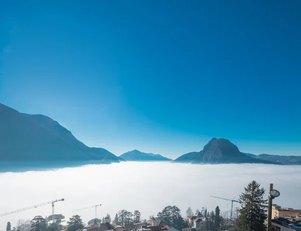 Lugano landschap met atmosferisch verschijnsel — Stockfoto