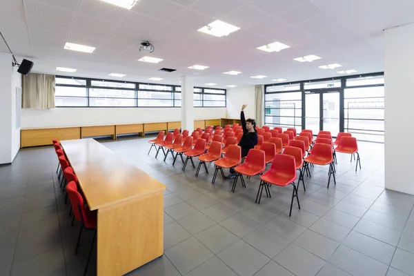 Uomo solitario in sala conferenze vuota, concetto — Foto Stock