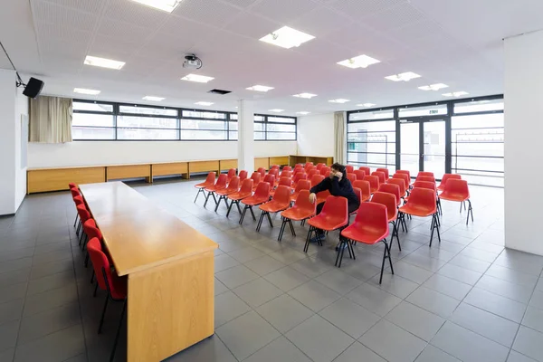 Uomo solitario in sala conferenze vuota, concetto — Foto Stock