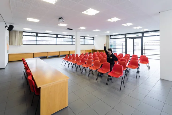 Uomo solitario in sala conferenze vuota, concetto — Foto Stock