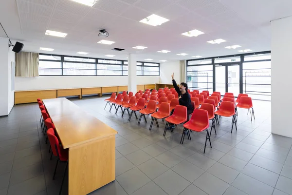 Homme seul dans une salle de conférence vide, concept — Photo