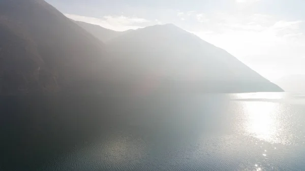 卢加诺湖风景, 雾 — 图库照片