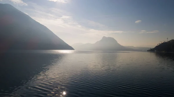 Landschap van het meer van Lugano, mist — Stockfoto