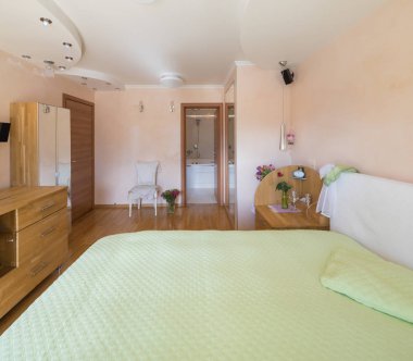 Düzgün ve temiz yatak odası, kimse içinde