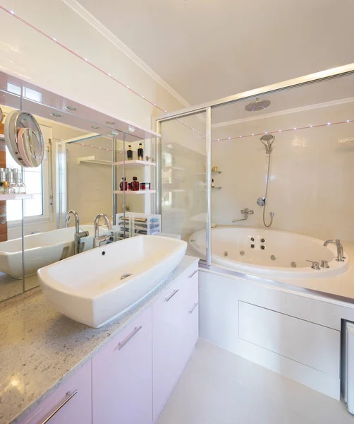 Baño moderno vacío y limpio — Foto de Stock