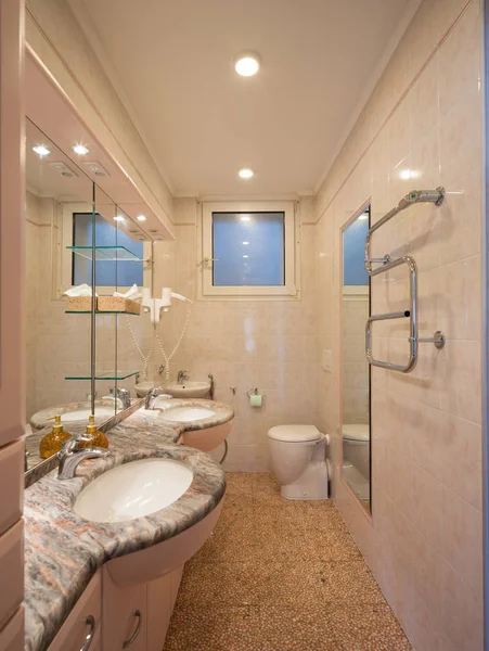 Banheiro moderno vazio e limpo — Fotografia de Stock