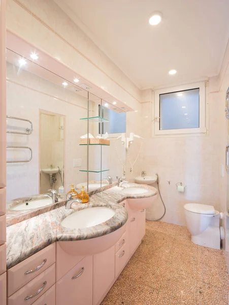 Modern banyo boş ve temizlenmiş — Stok fotoğraf