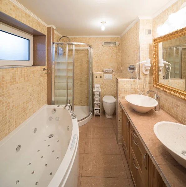 Modern banyo boş ve temizlenmiş — Stok fotoğraf