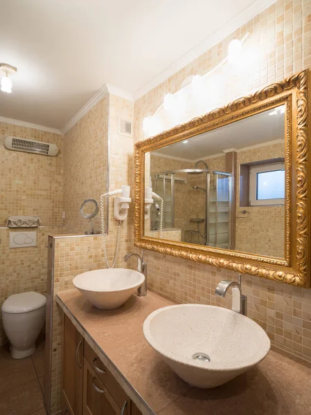 Modern banyo boş ve temizlenmiş — Stok fotoğraf