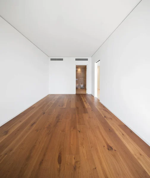 Leeres weißes Zimmer mit dunklem Parkett, Qualität — Stockfoto