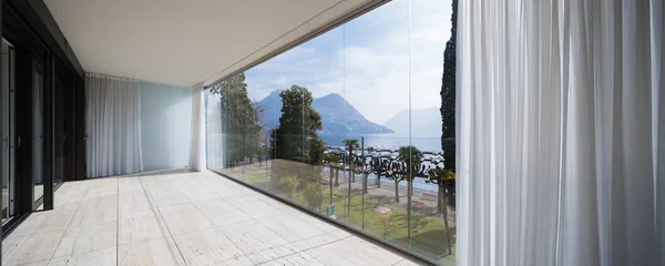 Terraza con grandes ventanales con vistas a la naturaleza — Foto de Stock