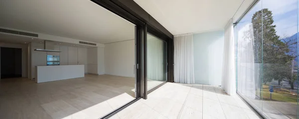 Terraço com grandes janelas com vista para a natureza — Fotografia de Stock