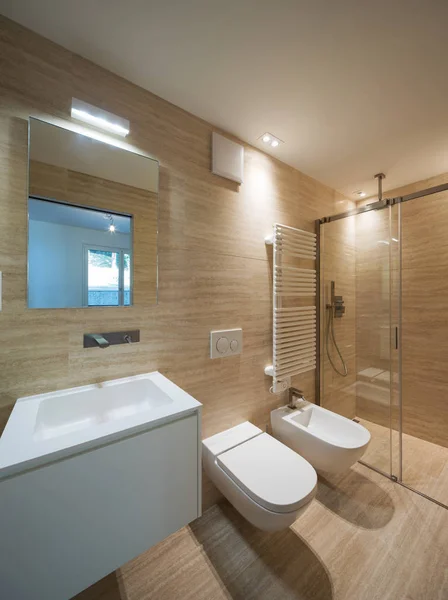 Bagno moderno con marmo chiaro i — Foto Stock