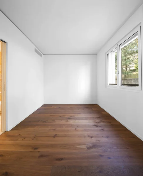 Άδειο λευκό δωμάτιο με σκουρόχρωμο παρκέ, ποιότητα — Φωτογραφία Αρχείου