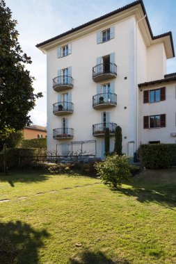 Dört katlı özel bina dışarıdan ayrıntılı gördüm