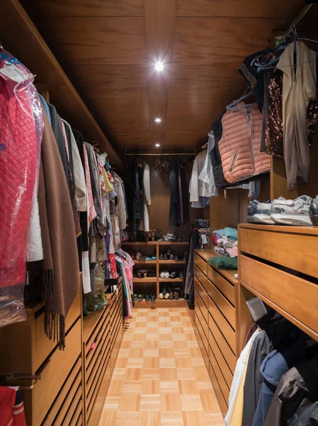 Interiores de apartamento moderno, closet — Fotografia de Stock