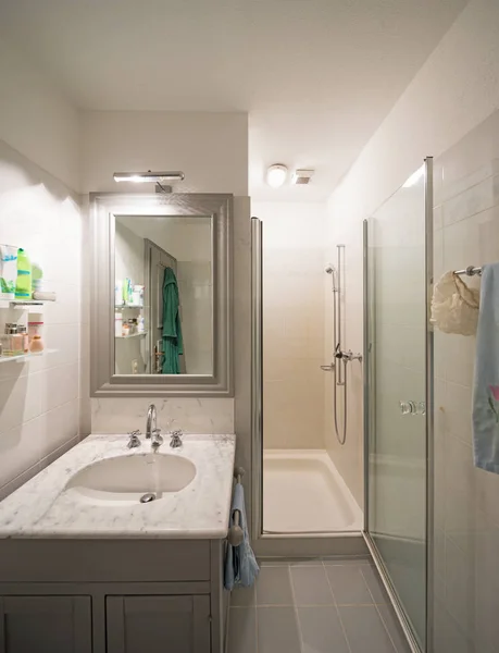 Interiores de apartamento moderno, baño — Foto de Stock