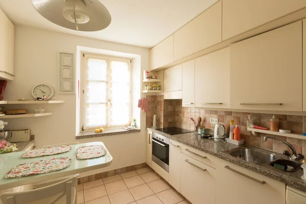 Interiores de apartamento moderno, cozinha — Fotografia de Stock