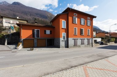 Kırmızı ev dış yolda