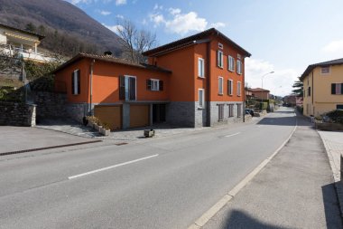 Kırmızı ev dış yolda