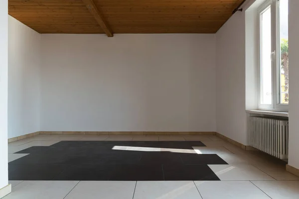 Leerer Raum mit Holzdecke und grauen Fliesen — Stockfoto
