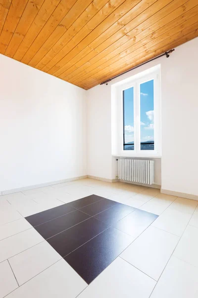 Пустой зал с деревянным потолком и серой плиткой — стоковое фото
