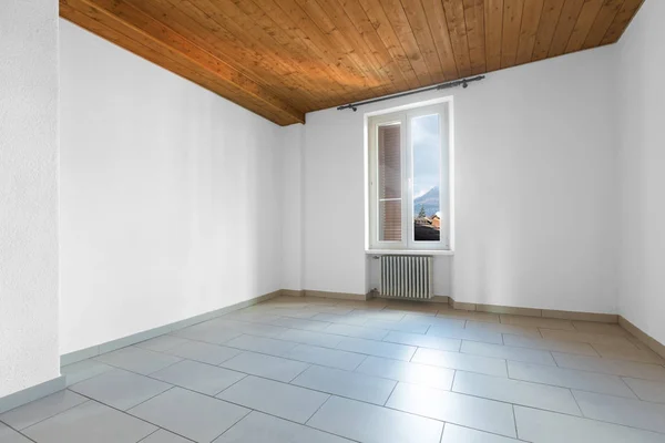 Prázdná místnost s dřevěným stropem a šedá dlažba — Stock fotografie