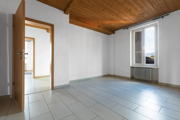 Chambre vide avec plafond en bois et tuiles grises — Photo