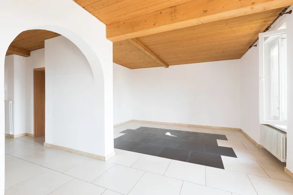 Habitación vacía con techo de madera y baldosas grises — Foto de Stock