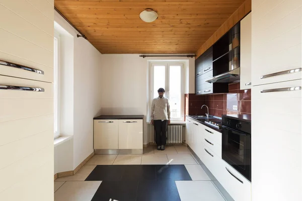 Одинокий мужчина на кухне, вид спереди — стоковое фото