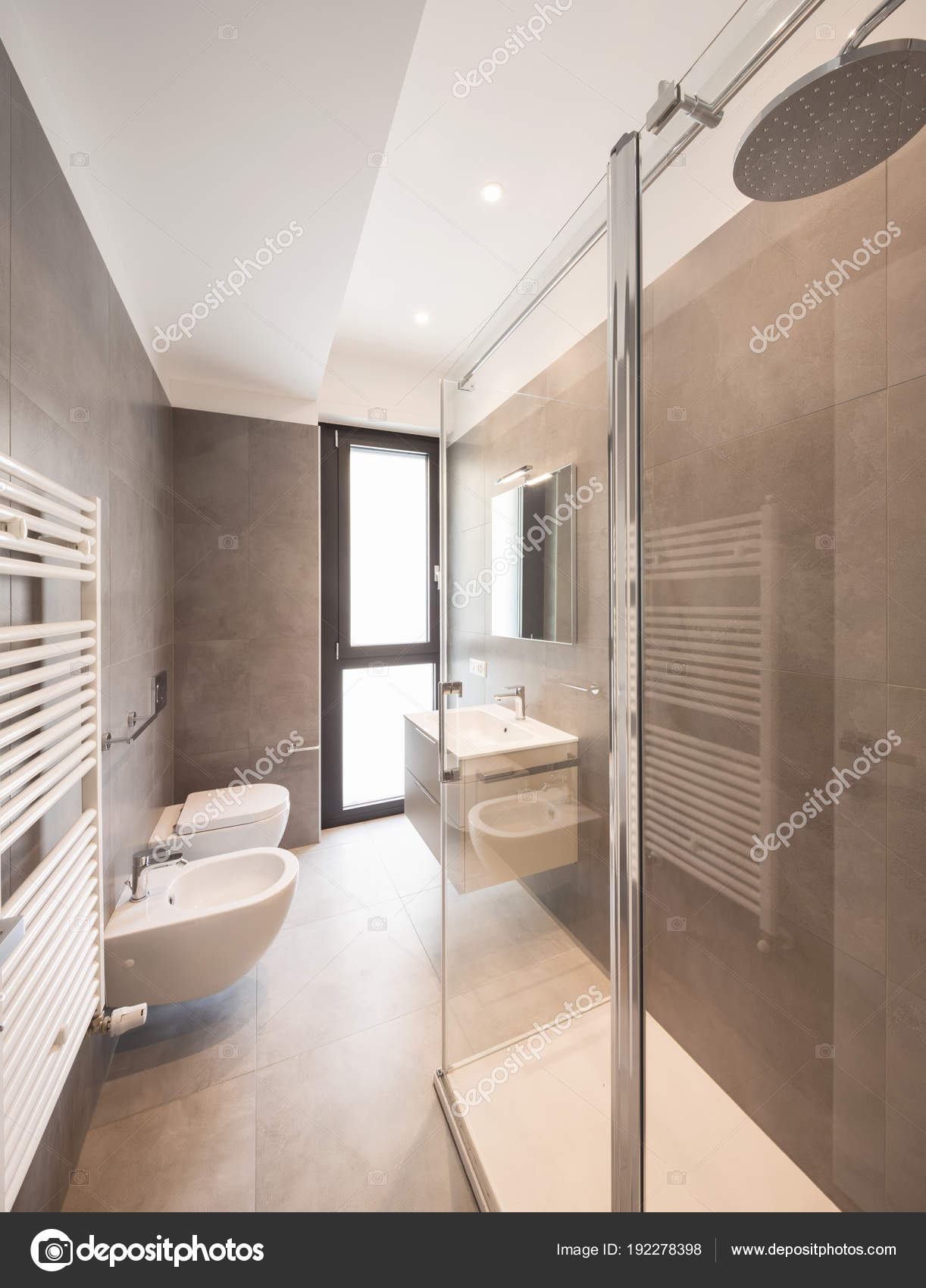 Minimalista moderno cuarto de baño con azulejos grandes — Foto de ... Minimalista moderno cuarto de baño con azulejos grandes — Foto de ...