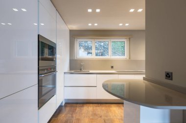 Modern beyaz mobilya ve en son nesil applia ile mutfak