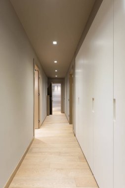 Koridor ile beyaz gardrop. Modern daire iç