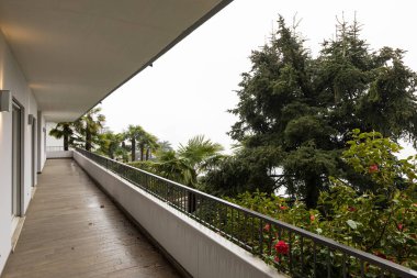 Dış teras ile etrafta kimse yok